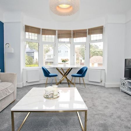 Beach Apartment In Sandbanks Пул Екстер'єр фото