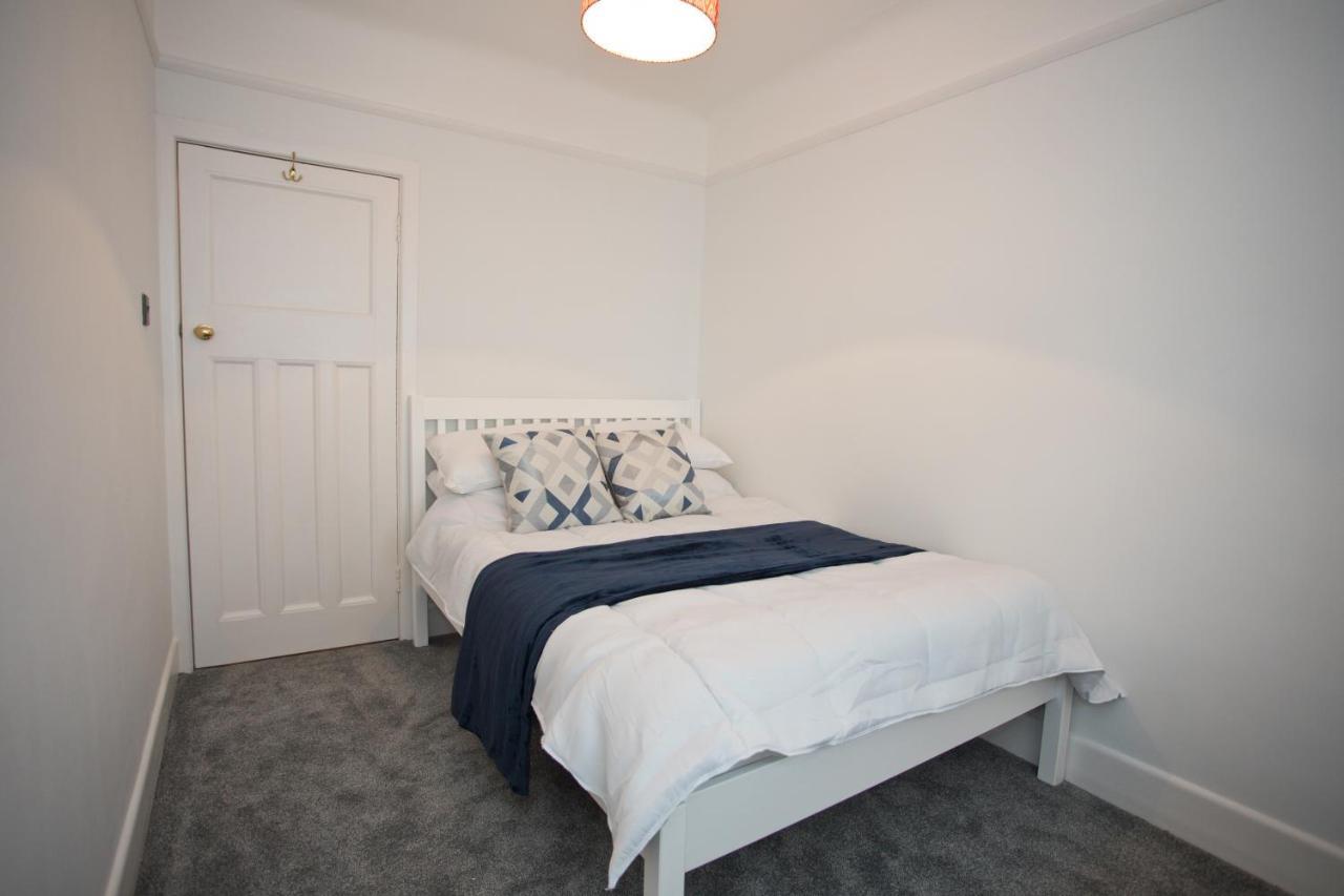 Beach Apartment In Sandbanks Пул Екстер'єр фото